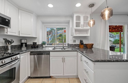 Bonita Wohnung | 4BR Oasis with Spa in Bay Terraces