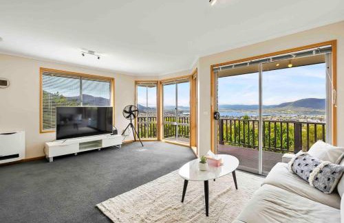 West Moonah Haus | 4BR Retreat with Stunning Derwent River Panorama