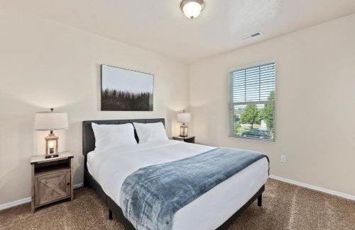 Meridian Haus | 4br Sleeps 9 Near Topgolf, Parks Wahooz Fun