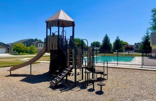 Meridian Haus | 4br Sleeps 9 Near Topgolf, Parks Wahooz Fun