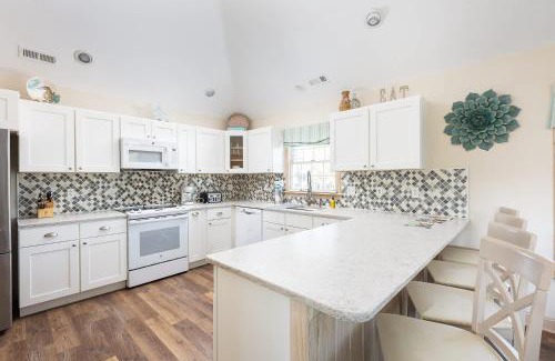 Corolla Light Haus | 4min Walk to Beach with Resort Pool Gym Hot Tub