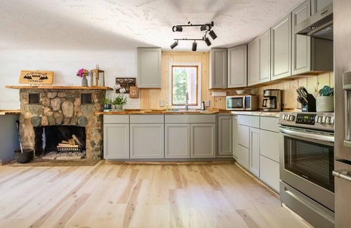 Carrollton Kabine | 4PelicansOhio: Refreshing Cabin Near Leesville Lake… Pets Welcome… 3 Queens