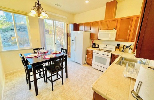 Northwest Reno Haus | 4TVs/6Beds/Pet OK/Sleeps 10