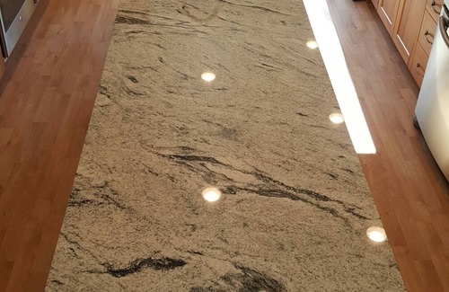 Donner Lake Woods Skihütte | Beach House Remodeled - Schlaf 14-22 - 4 Betten, 5 BA + 2 Bonus Zimmer Haustiere ok Whirlpool