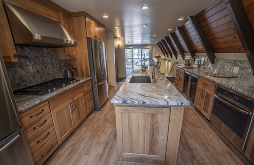 Donner Lake Woods Skihütte | Beach House Remodeled - Schlaf 14-22 - 4 Betten, 5 BA + 2 Bonus Zimmer Haustiere ok Whirlpool