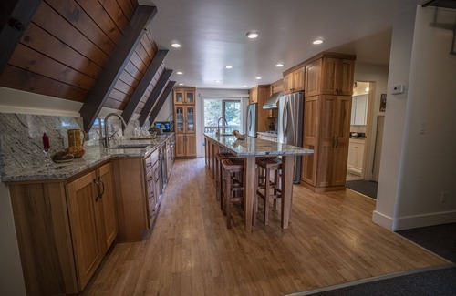 Donner Lake Woods Skihütte | Beach House Remodeled - Schlaf 14-22 - 4 Betten, 5 BA + 2 Bonus Zimmer Haustiere ok Whirlpool