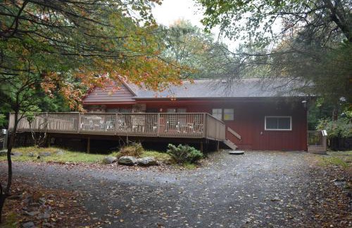 Lake Harmony Estates Haus | 5 Bdr Cabin Game rm Large Deck Fireplace FireTable