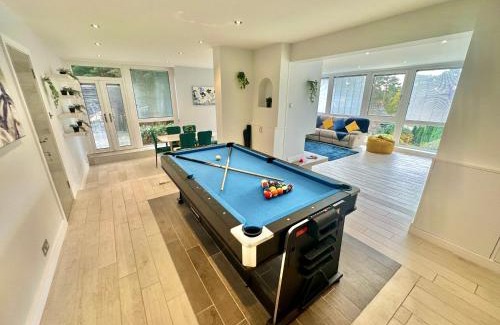 St Leonards Haus | 5 Bed House - Pool - Hot Tub - Sauna - Pool Table - Near New Forest and Beach - Sleeps 12