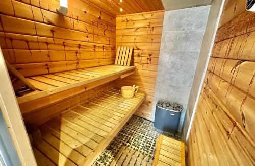 St Leonards Haus | 5 Bed House - Pool - Hot Tub - Sauna - Pool Table - Near New Forest and Beach - Sleeps 12