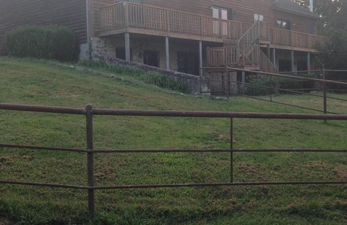 Goodson Haus | Ranch mit 5 Schlafzimmern auf dem Boden und unteren Ausstiegsebene bietet Platz für bis zu zehn Personen