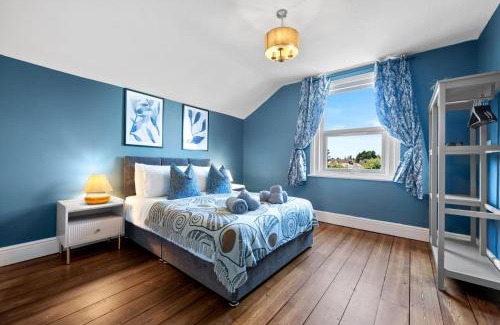 Gloucester Villa | 5-Bedroom Stunning, Luxurious & Stylish Manor with Games Room, Private Parking & Garden, Central Gloucester, Cotswolds Retreat Sleeps up to 12 - WORK CONTRACTORS SPECIAL OFFER! - by Blue Puffin Stays