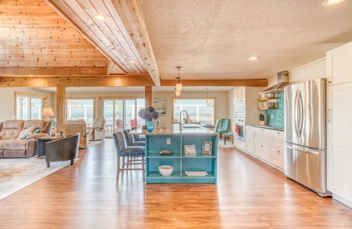 Waldport Haus | 5 Bedroom Suites, Hot Tub, Gazebo + Stunning Views of Ocean, Bridge, Alsea Bay!