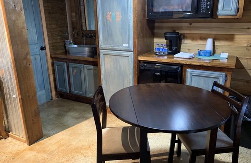 Cache Kabine | 14 Personen, ideal für Wiedervereinigungen ~ 4 Hütten im Lazy Buffalo, in der Nähe der Berge