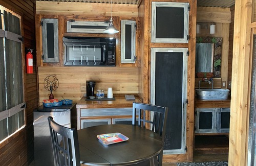 Cache Kabine | 14 Personen, ideal für Wiedervereinigungen ~ 4 Hütten im Lazy Buffalo, in der Nähe der Berge