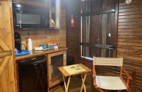 Cache Kabine | 14 Personen, ideal für Wiedervereinigungen ~ 4 Hütten im Lazy Buffalo, in der Nähe der Berge