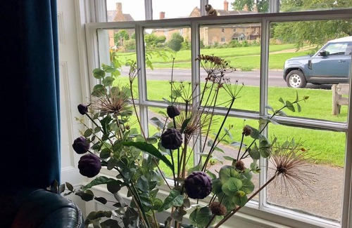 Willersey Haus | 5* LUXURY Spacious Cottage, Garden. Pubs, Duck Pond. 5 Beds,3 Baths. Nr Broadway