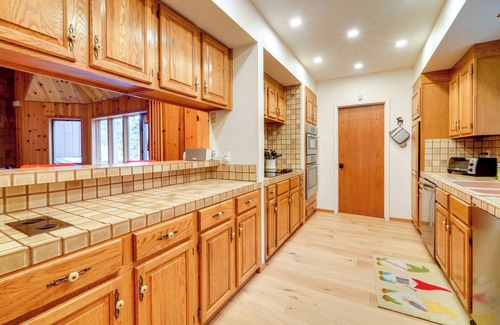 Truckee Kabine | 5 Mi to Donner Lake: Cabin w/ Deck + Pool Access!