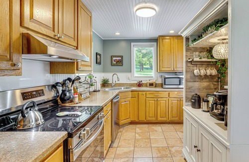 Kansas City Haus | 5 Mi to Kansas Speedway! 'Cowtown Cutie KC'