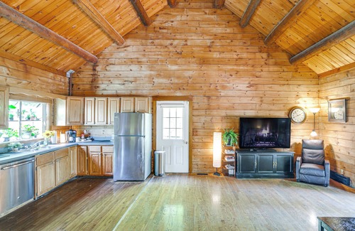 North Carver Kabine | 5 Mi to Plymouth Rock: Log Cabin Getaway!