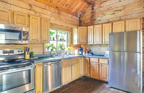 North Carver Kabine | 5 Mi to Plymouth Rock: Log Cabin Getaway!