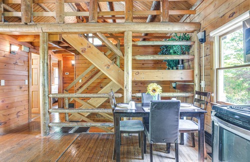 North Carver Kabine | 5 Mi to Plymouth Rock: Log Cabin Getaway!