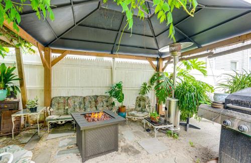 Lynn Wohnung | 5 Mi to Salem! Lynn Apt By the Sea with Hot Tub