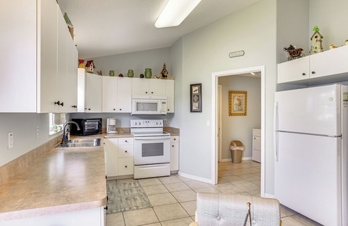 Highland Eigentumswohnung | 5 Mi to Sebring Int'l Raceway: Canal-View Retreat!