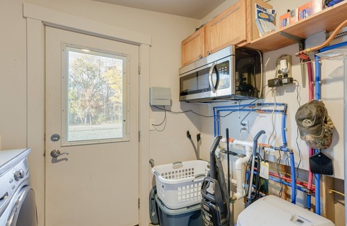 White Pigeon Wohnung | 5 Mi to St Joseph River: Apartment w/ Fire Pit!