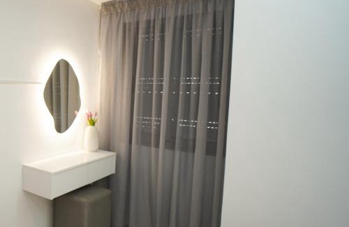 Quartier Des Mimosas Wohnung | 5 min drive from Train Station with Parking, Air Conditioning & IPTV -Ideal for CAN 2025