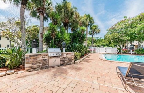 Anona Wohnung | 5 min to beach cozy renovated 2 bed 2 bath appt with grill and pool