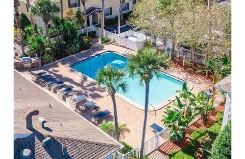 Anona Wohnung | 5 min to beach cozy renovated 2 bed 2 bath appt with grill and pool