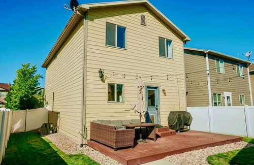 Farmington Haus | 5 Min to Lagoon & Family Fun! Walkable Neighborhood w/Trails, Fenced Yard, BBQ,