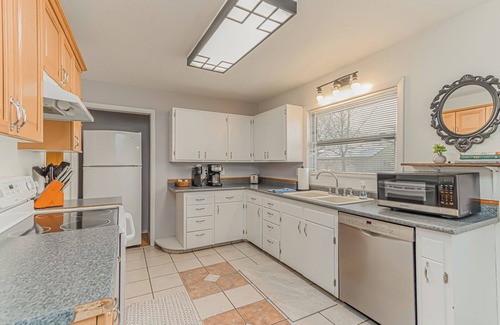 Roosevelt Haus | 5 mins to Fargo Dome I King I Pet Friendly I Games