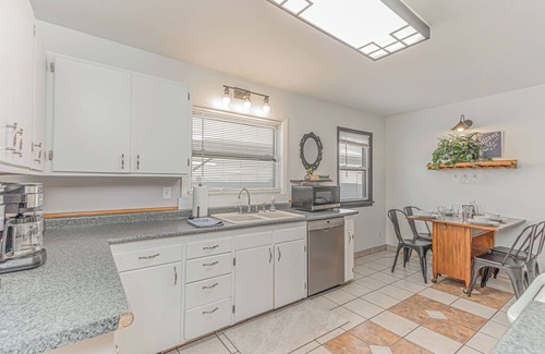 Roosevelt Haus | 5 mins to Fargo Dome I King I Pet Friendly I Games