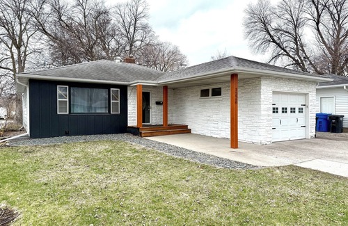 Roosevelt Haus | 5 mins to Fargo Dome I King I Pet Friendly I Games