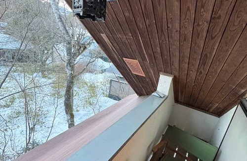 Handeki Onsen Haus | Kusatsu Onsen hot spring bath with free-flowing hot-spring water! 5 minutes by car to Yubatake! Stay in the spacious living room! Indoor barbecue available! All the movies you can watch on TV! High-speed Wi-Fi available! Large number of people possible