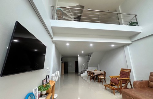 Hat Yai Haus | 5 minutes Drive to the city center, 9 minutes to Lee Gardens, with free parking.