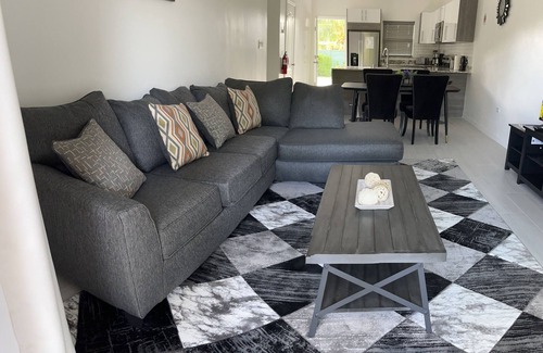 George Town Wohnung | 5 minutes to Pedro Castle and Spotts Beach. Family and Pet Friendly.