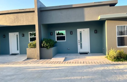 George Town Wohnung | 5 minutes to Pedro Castle and Spotts Beach. Family and Pet Friendly.