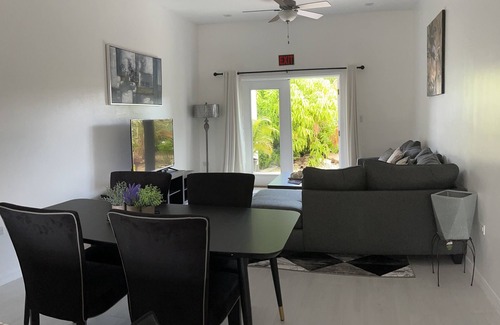 George Town Wohnung | 5 minutes to Pedro Castle and Spotts Beach. Family and Pet Friendly.