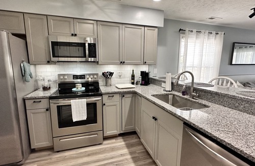 Carolina Forest Wohnung | 5 minutes to the beach! Family-size condo with pool & golf.