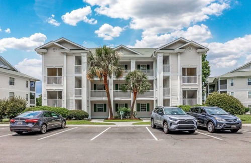 Carolina Forest Wohnung | 5 minutes to the beach! Family-size condo with pool & golf.