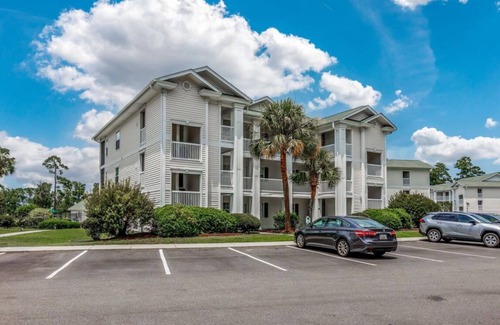 Carolina Forest Wohnung | 5 minutes to the beach! Family-size condo with pool & golf.