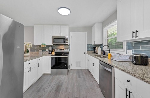 Portsmouth Haus | 5 Minutes to the Casino!Family sized home 3 bedroom with patio and a game room