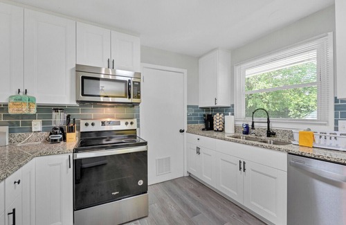 Portsmouth Haus | 5 Minutes to the Casino!Family sized home 3 bedroom with patio and a game room