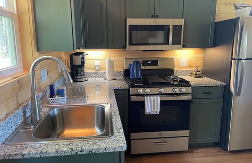 Charlevoix Kabine | 5 minutes to town, New Cabin-2/4 adults or family up to 4 kids. Beach 2 miles.