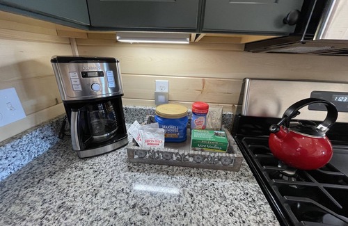 Charlevoix Kabine | 5 minutes to town, New Cabin-2/4 adults or family up to 4 kids. Beach 2 miles.