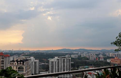 Petaling Jaya Wohnung | 5 pax Santorini Colour Themed Suite at Paradigm Mall,PJ