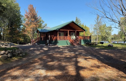 Paris Kabine | 5 Private Cabins Retreat on the Muskegon River and White Pine Trail