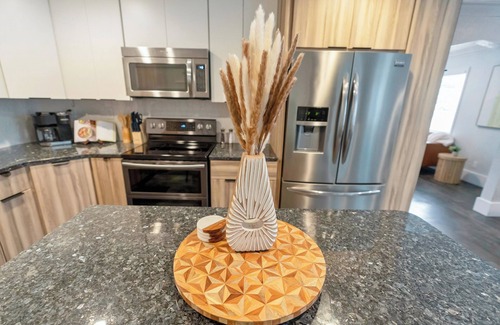 Wadeview Park Haus | 4-bedroom house in Orlando with, Game Room, Fire Pit, BBQ, Netflix, Pet Friendly